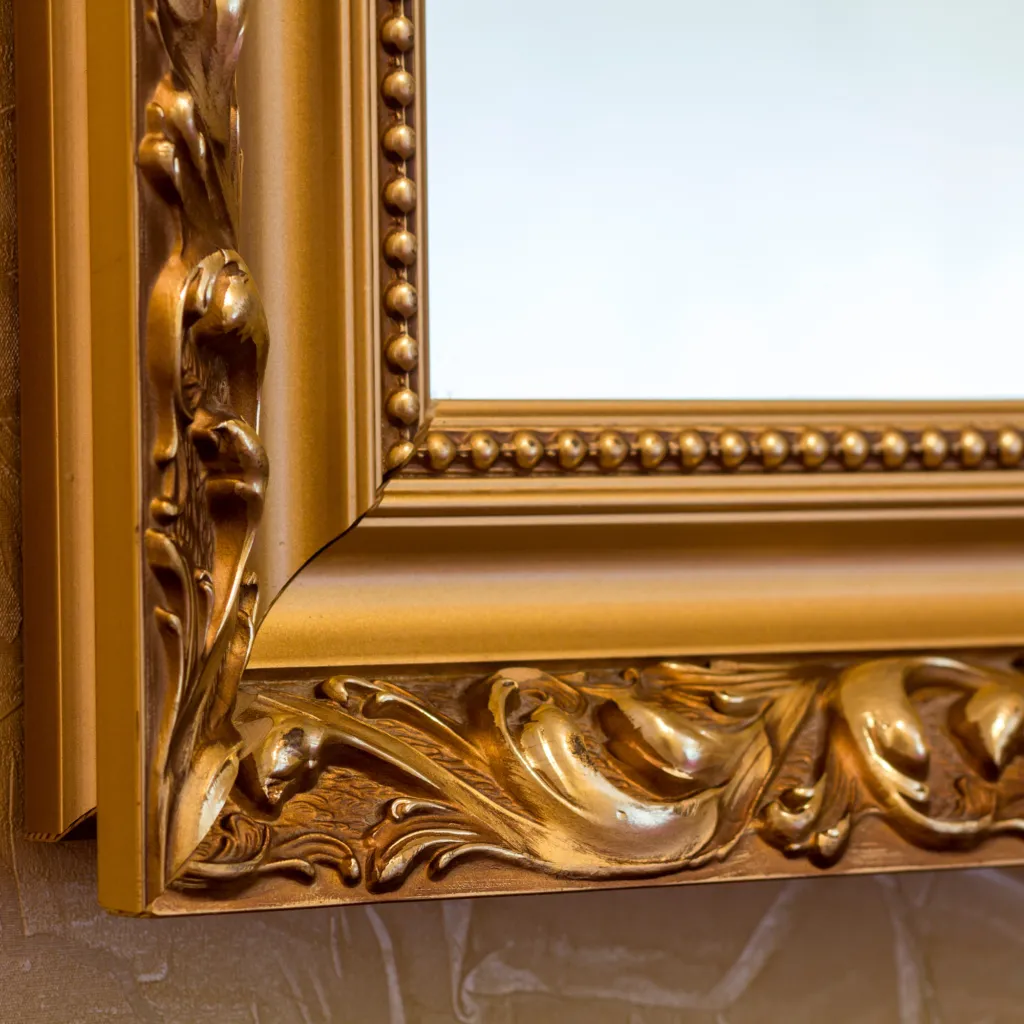 Grand miroir ancien en bois doré sculpté