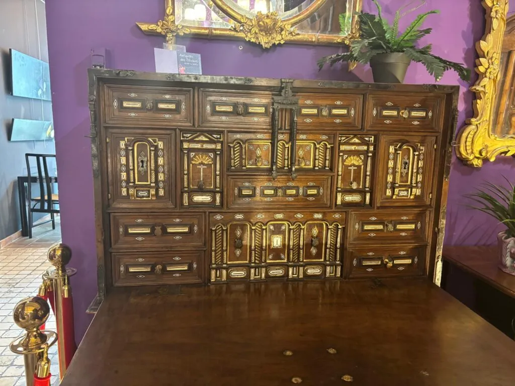 Commode ancienne en bois à tiroirs, posée dans un intérieur