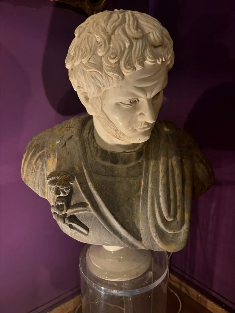 Antiquaire, brocanteur ou commissaire-priseur : à qui s’adresser ?